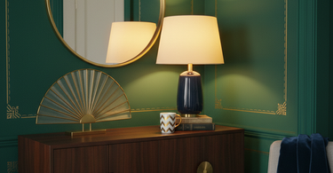 Art deco-inspireret indretning med messingspejl og geometriske detaljer