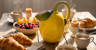 Italiensk citron kande i keramik, stillet op i et stemningsbillede til artiklen Brunchideer: menu og borddækning til en god brunch