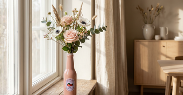 Lemonade flaske-vase i stentøj fra Kersten med blomster