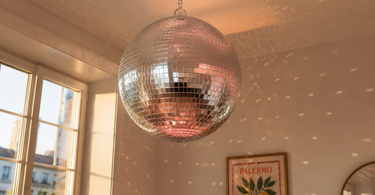 Hvad er en discokugle? Fra 70er-dansegulv til moderne indretning cover