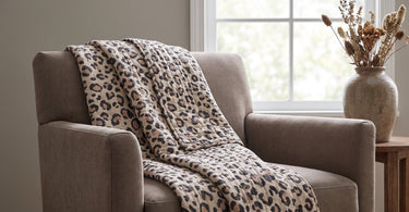 Leopard plaid i bomuld fra EJA, stillet op i et stemningsbillede til artiklen Hvad farve er taupe? Sådan bruger du den derhjemme