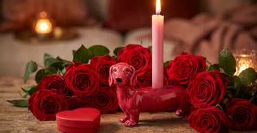 Pink gravhund lysestage i dolomit fra GiftCompany, stillet op i et stemningsbillede til artiklen Hvornår er valentinsdag? Dato, historie og fejring