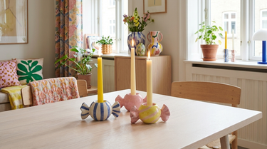 Gule lysestager stillet frem på et lyst bord