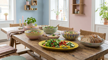 Store fade og skåle stillet frem på et lyst bord