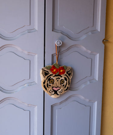 Lille Blomster hvid Tiger / Gifthanger fra Doing Goods