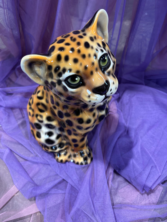 Leopard unge - porcelænsfigur 31 cm set fra en anden vinkel