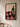 Flarra plakat i ramme på væg