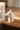 Hvid Zebra Vase fra Kersten, styled på varmt egetræsbord ved sofa