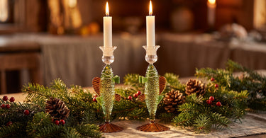 Fisk lysestage, grøn fra &Klevering, stillet op i et stemningsbillede til artiklen Hvad er advent? Betydning, datoer og traditioner