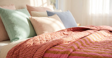 Quilt Ethnic plaid i bomuld, pink/brun fra EJA, stillet op i et stemningsbillede til artiklen Hvad er pastelfarver? Sådan bruger du dem