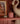 Bailey smykkeskrin i messing og resin fra Doing Goods med bordeaux og pink cirkusstriber set fra en anden vinkel