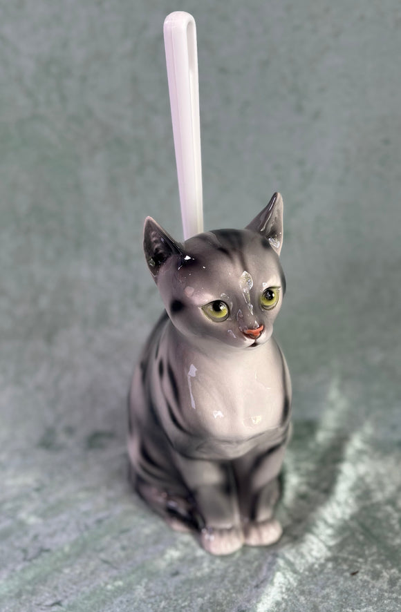 Katte Toiletbørsteholder - porcelænsfigur fra Selected by dims studio – som blikfang i hjemmet
