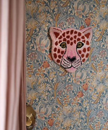 Pink leopardhoved tæppe set fra en anden vinkel