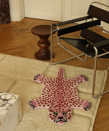 Pink leopard tæppe set fra en anden vinkel