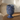 Blå vase i stentøj fra Kersten, styled på varmt egetræsbord ved sofa