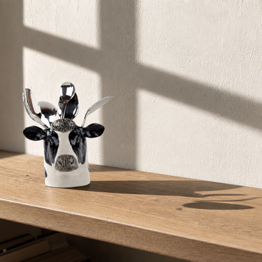 Ko vase / blyantholder fra Quail – stillet op som blikfang i hjemmet