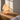 AU MAISON - Joyful Lampe i gul og rosa fra EJA – tændt i hyggeligt rum