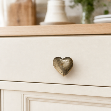 Hjerte skabsknop fra Doing Goods – monteret på væggen