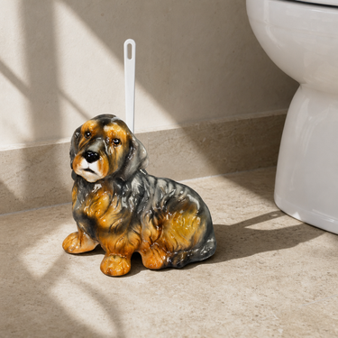 Gravhund toiletbørsteholder - porcelænsfigur fra Selected by dims studio – som blikfang i hjemmet