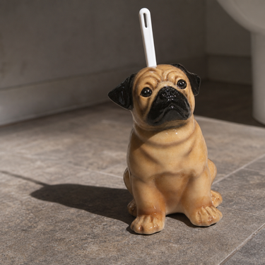 Mops toiletbørsteholder - porcelænsfigur fra Selected by dims studio – tæt på detaljer